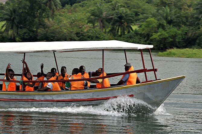 Caves and Cruise Tour in Ghana - How the private format changes the day